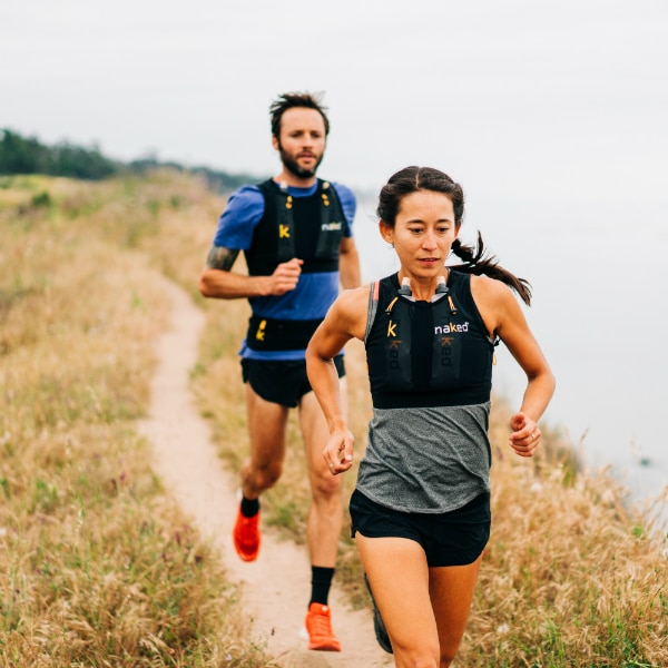 NakedVest-1.jpg Naked løpevest for dame og herre Løpevest dame i svart fra Ronhill" "Kvinners løpevest med refleksdetaljer" "Løpevest for damer med oppbevaringslommer