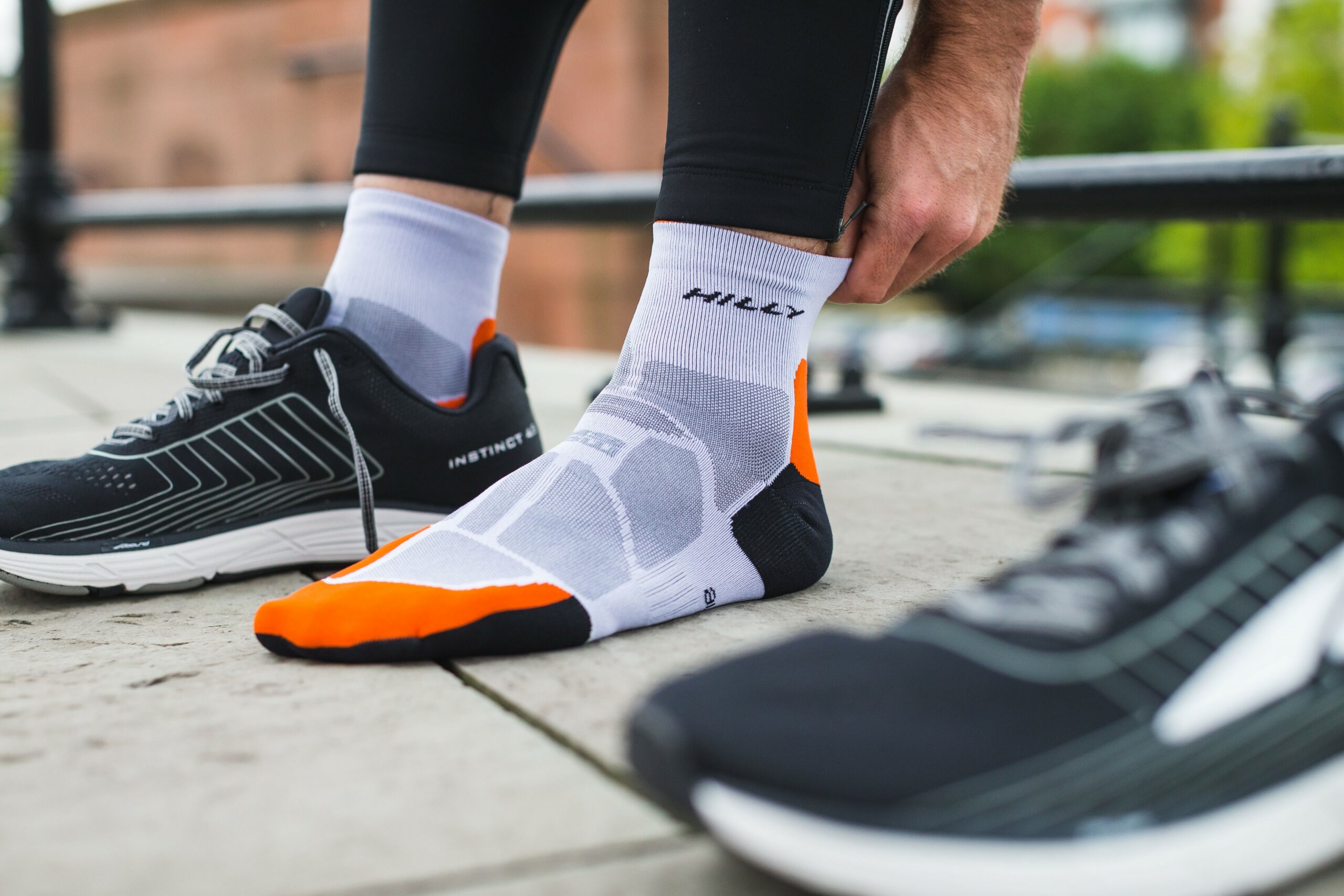 Hilly løpesokker i grått og oransje design med polstret hæl og tå, tilpasset for maksimal komfort under løping